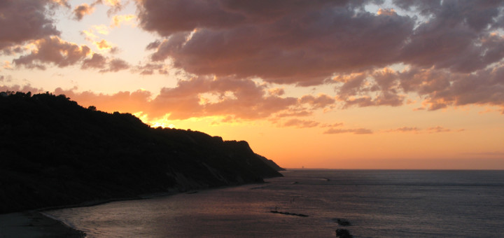 Tramonto e nuvole in Baia Flaminia