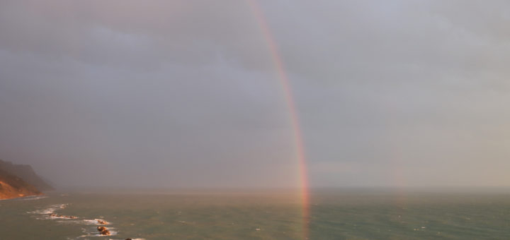 Arcobaleno all'alba in Baia Flaminia