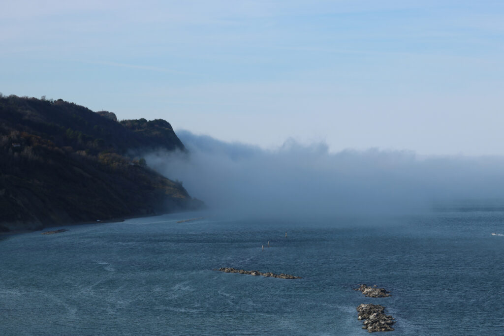 Nebbia in arrivo sul mare in Baia Flaminia
