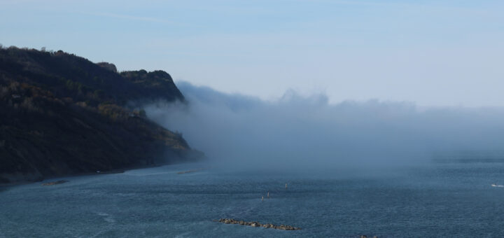 Nebbia in arrivo sul mare in Baia Flaminia